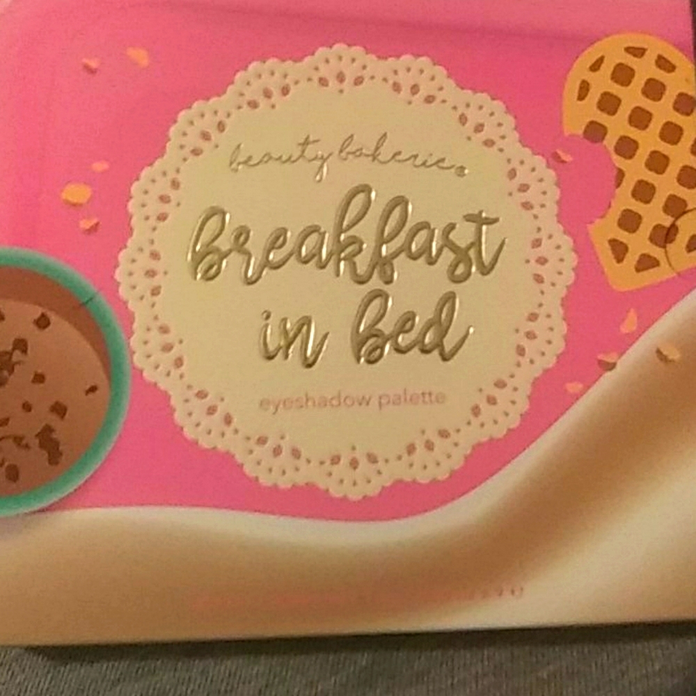 Breakfast in bed eyeshadow pallet